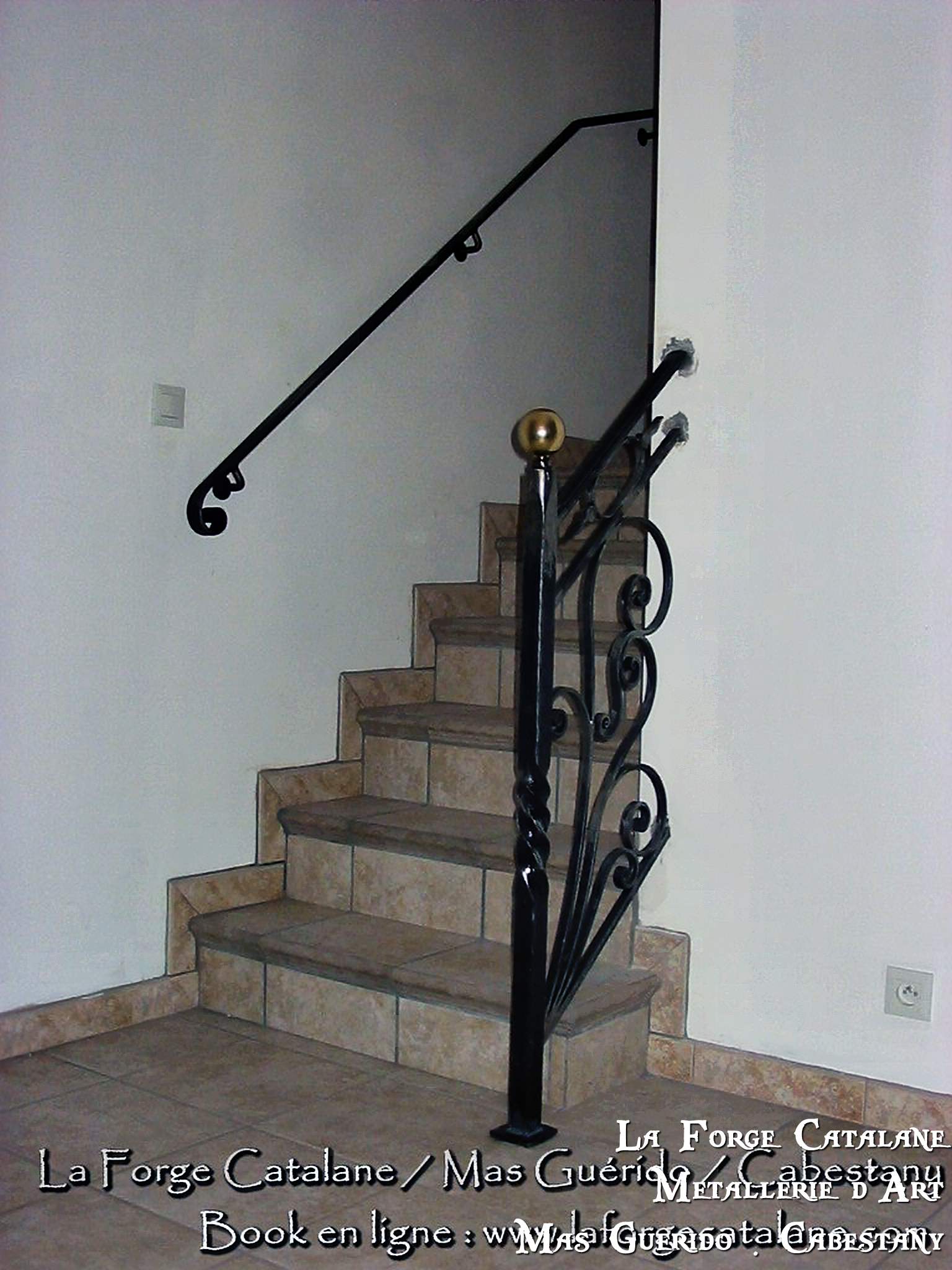 rampant avec boule de finition sur poteau en fer tube carre avec torsade et grosses volutes forge catalane.jpg